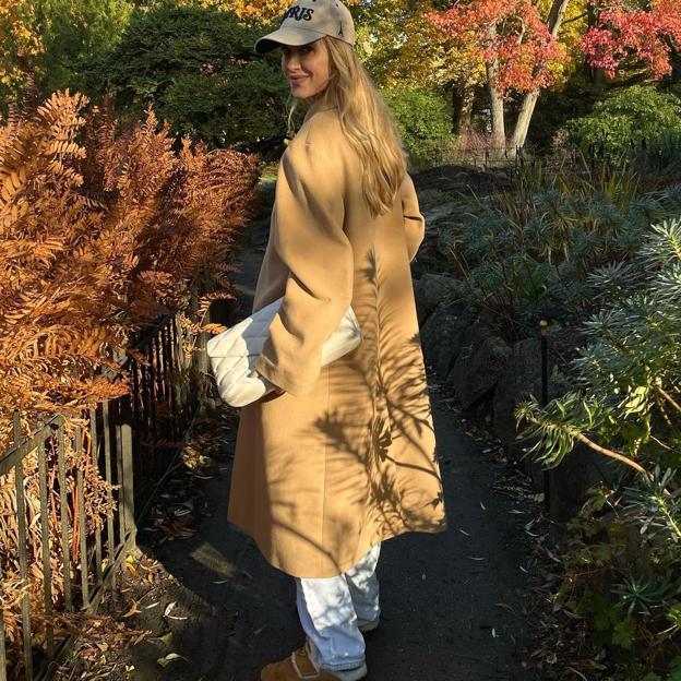 Botas de pelo o doble faz: la tendencia viral de 2023 que protege del frío y combina con todo