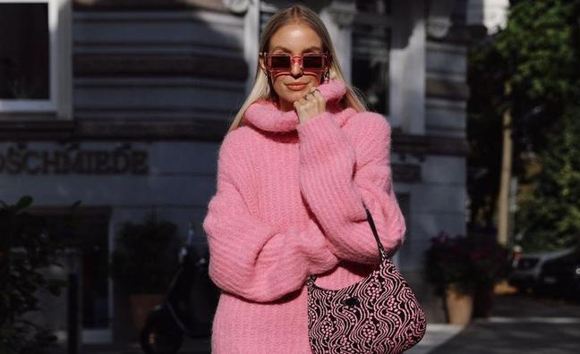 Necesitas un jersey rosa y lo sabes: lo puedes llevar como vestido con botas o combinarlo con todo