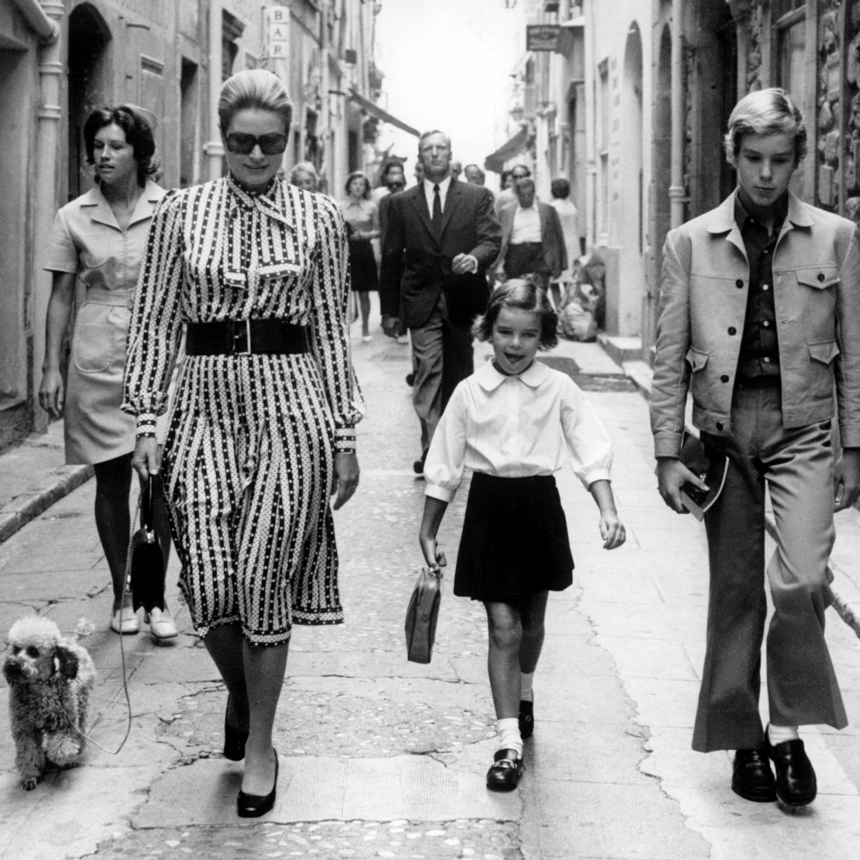 La princesa Estefanía camino del colegio acompñada de su madre Grace kelly y su hermano alberto. Si quieres ver cómo era la relación de Grace Kelly con sus hijos, pincha en la imagen/gtres