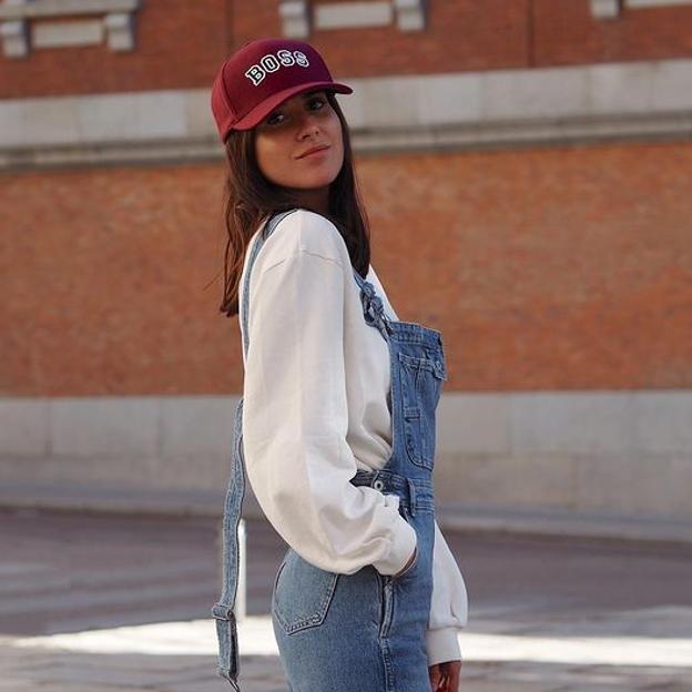 Peto vaquero y sudadera: el look cómodo, ponible y tendencia para el otoño que está arrasando en Instagram