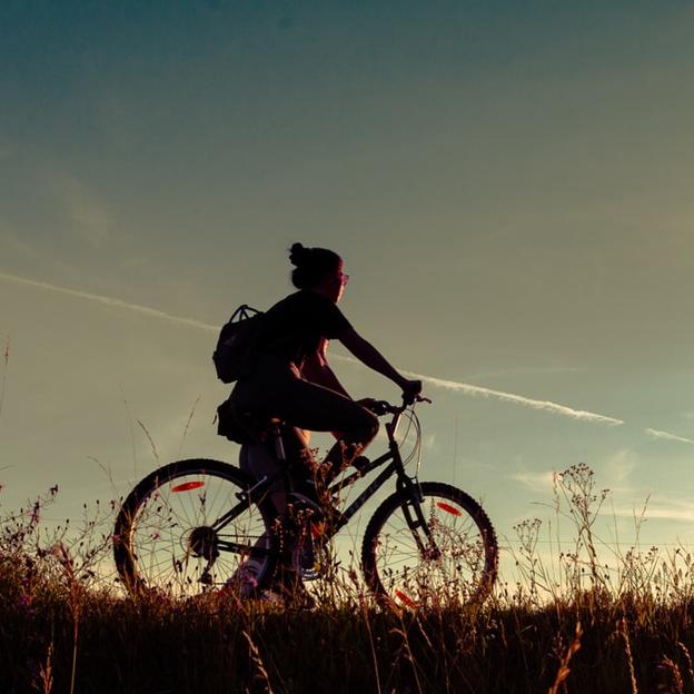 Quieres empezar a hacer ejercicio y no te decides: ¿bicicleta o caminar?