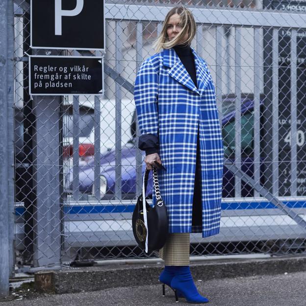 No vas a dejar de ponerte el abrigo de cuadros de la nueva colección de Lefties que es súper calentito y va a elevar todos tus estilismos