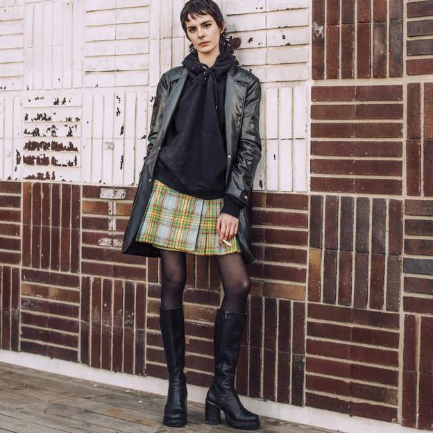 Minifalda de cuadros y botas altas, el look que marcó los años 60 vuelve a ser tendencia esta temporada