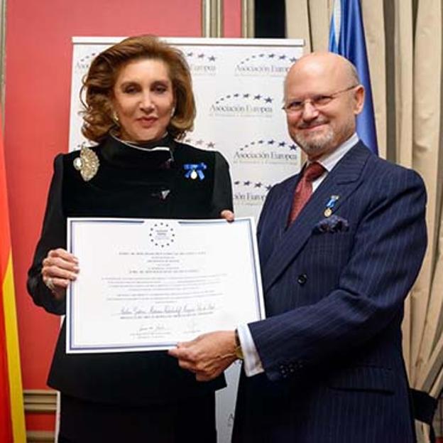 Bárbara Gutiérrez-Maturana Kalachnikoff, en 2016 recibiendo una distinción europea al trabajo