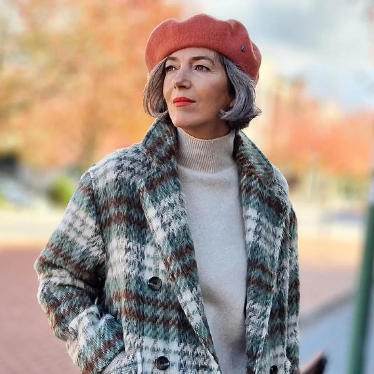 El abrigo de cuadros más bonito (y barato) de la temporada es este de Pull&Bear que a los 50 | Mujer Hoy