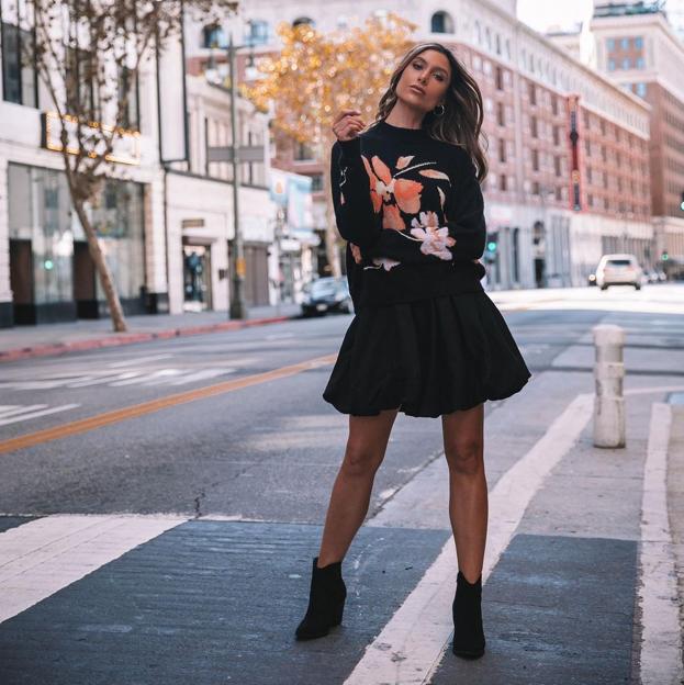 Los jerséis de punto con flores bordadas de Uterqüe que son ideales para conseguir un look con pantalones y blazer perfecto