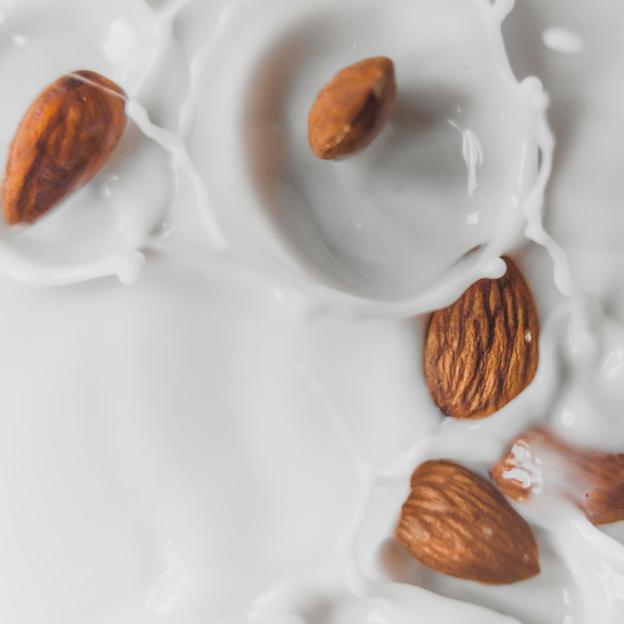 Leche de almendras: cinco beneficios (demostrados) para añadirla a tu dieta sin miedo