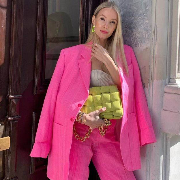 El traje rosa es todo lo que necesitas a los 50 para un look rejuvenecedor y elegante que realce el atractivo