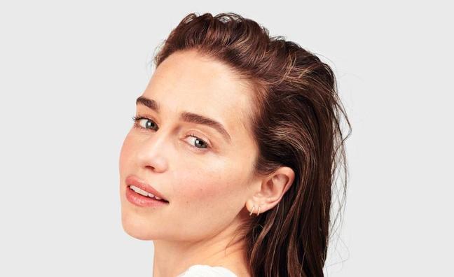 La crema hidratante favorita de Emilia Clarke que deja la piel súper bonita (y una alternativa ideal para utilizar a los 30 y a los 40)