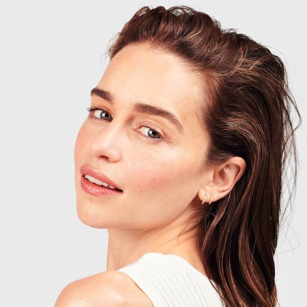 La crema hidratante favorita de Emilia Clarke que deja la piel súper bonita (y una alternativa ideal para utilizar a los 30 y a los 40)