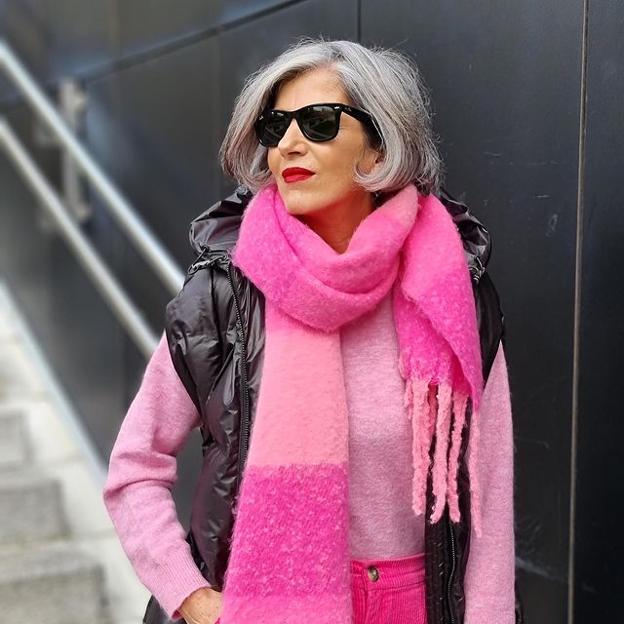 Este look rosa con jersey de Bershka y pantalones de Zara es perfecto para ser la mejor vestida del momento y rejuvenecer a los 50