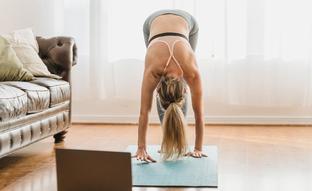 Uttanasana: la postura de yoga que te ayudará a dormir mejor y a relajarte