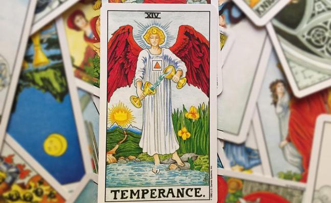 La carta de tarot de la semana: llega la Templanza (Arcano XIV) -no, no hablamos del libro de María Dueñas- para equilibrarnos y darnos serenidad, que siempre viene bien