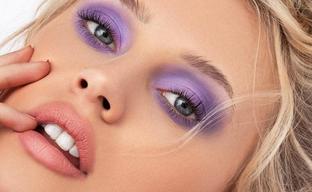 Eyeliner o sombra de ojos morada, el look de maquillaje en tendencia más elegante y rejuvenecedor