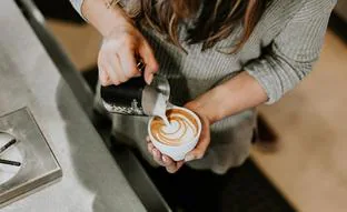 Ni Starbucks ni Nespresso: café de especialidad (o specialty coffee), la nueva tendencia millennial que va a conseguir que te tomes por fin un buen café