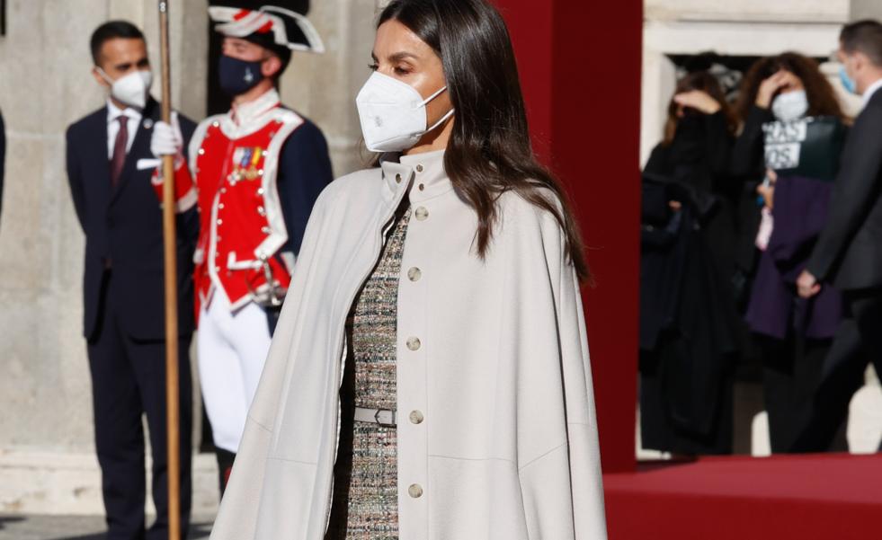 Abrigo capa, vestido misterioso y mensaje oculto en los complementos: el impresionante look de la Reina Letizia para recibir al presidente de Italia