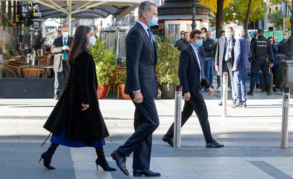 Las botas de Mango de la Reina Letizia y otras tres de Zara, Bershka y H&M perfectas para copiar su truco estilizador favorito del invierno