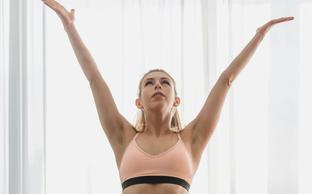 Tadasana, la postura de la montaña, un básico de yoga para promover tu paz interior, tranquilizarte y recuperar el equilibrio mental