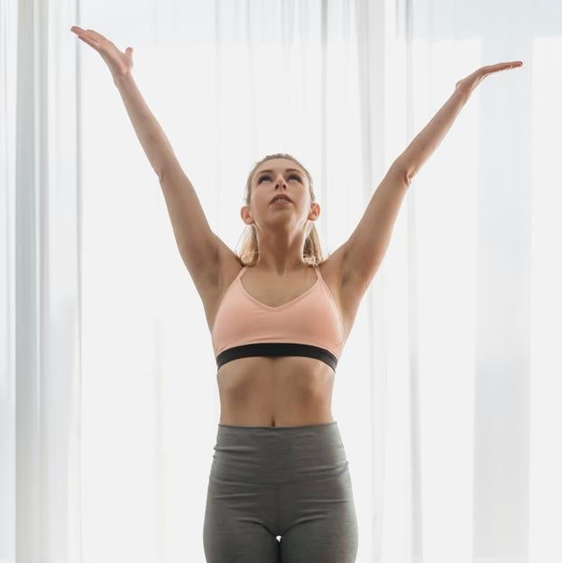 Tadasana, la postura de la montaña, un básico de yoga para promover tu paz interior, tranquilizarte y recuperar el equilibrio mental