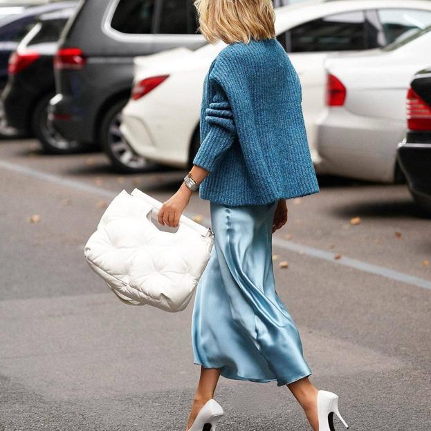 Las faldas midi satinadas más elegantes para tus looks con jersey y botas esta temporada