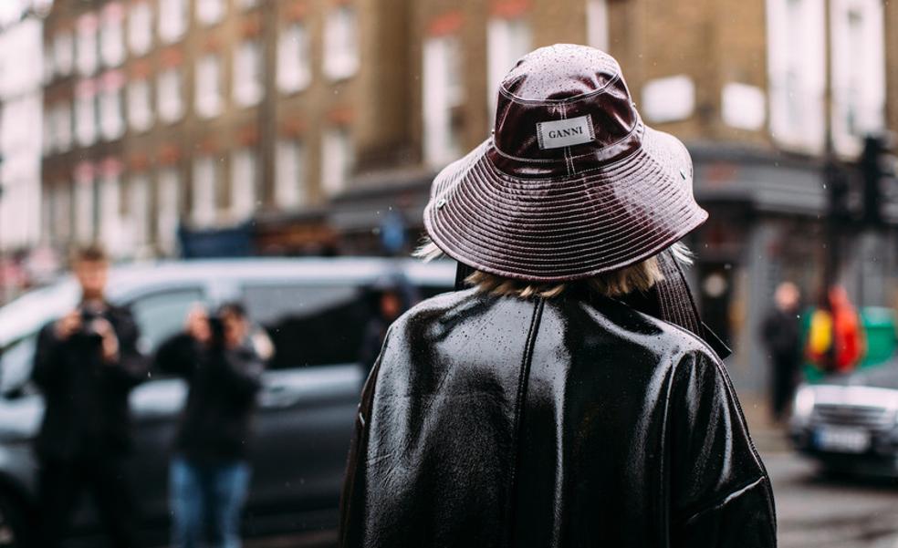 El gorro de Decathlon que arrasa en Instagram y es el broche final para tus conjuntos de lluvia