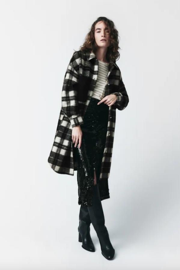 Dale un respiro a tus abrigos con las sobrecamisas largas que son perfectas para combinar con joggers y con faldas