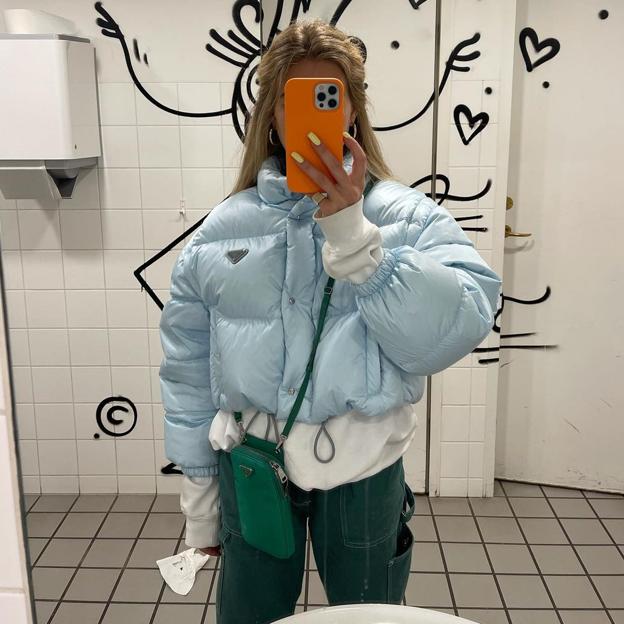 La perfección a tiro de wishlist en Bershka: plumas azul cielo, pantalones verdes y sudadera blanca (ma-ra-vi-lla)