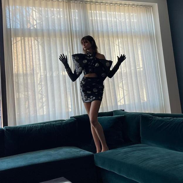 No busques más: tenemos el look con lazo gigante con el que vas a arrasar en las fiestas de diciembre