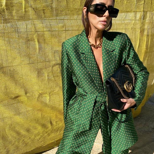 ¿Buscas traje estampado que resista bodas, cenas, fiestas y madrugadas? No busques más porque lo tenemos y es brillante y verde