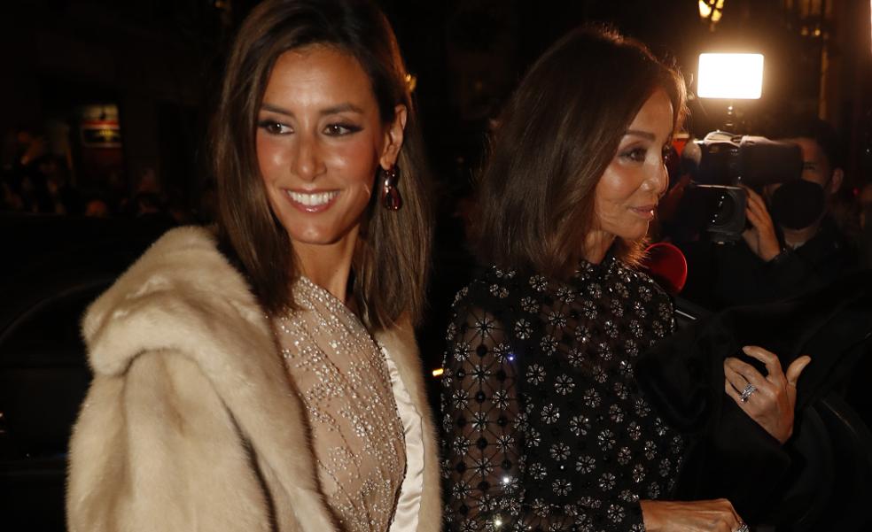 Ana Boyer le roba la chaqueta de pelo a su madre Isabel Preysler y consigue un look de invitada de invierno perfecto en el cumpleaños de Tamara Falcó