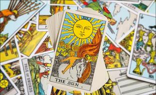 La carta de tarot de la semana: llega el Sol (Arcano XIX) para sacar tu lado más artístico (y darte buena suerte en el amor, que siempre hace falta)