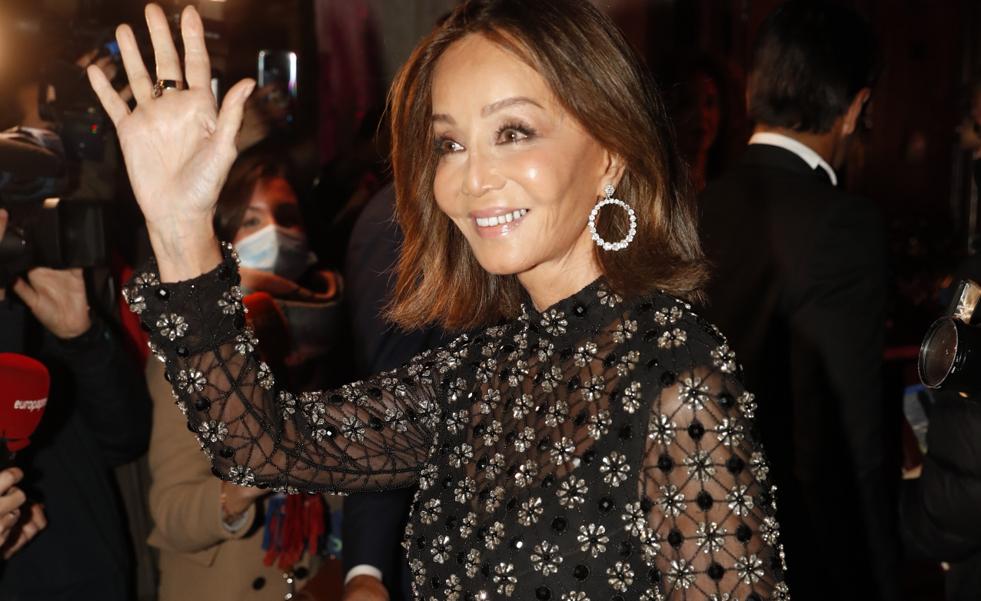 Isabel Preysler y su rejuvenecedor vestido negro con transparencias, la más elegante de la fiesta de cumpleaños de Tamara Falcó