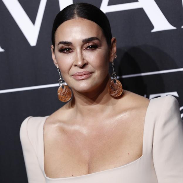 El peinado con el que acertar siempre y el maquillaje que levanta el párpado caído: el look rejuvenecedor y efecto lifting de Vicky Martín Berrocal