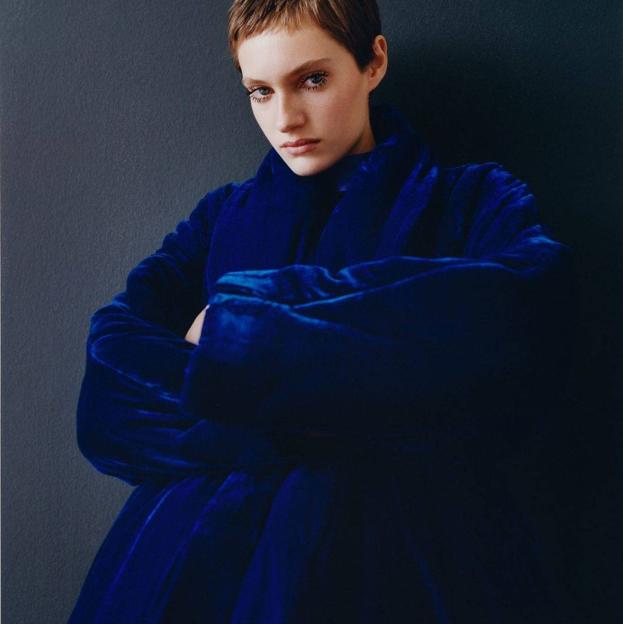 Acolchado de terciopelo o blazer efecto piel con pedrería: las dos chaquetas de Uterqüe más bonitas y elegantes de la temporada parecen de lujo y mejoran tu look de fiesta