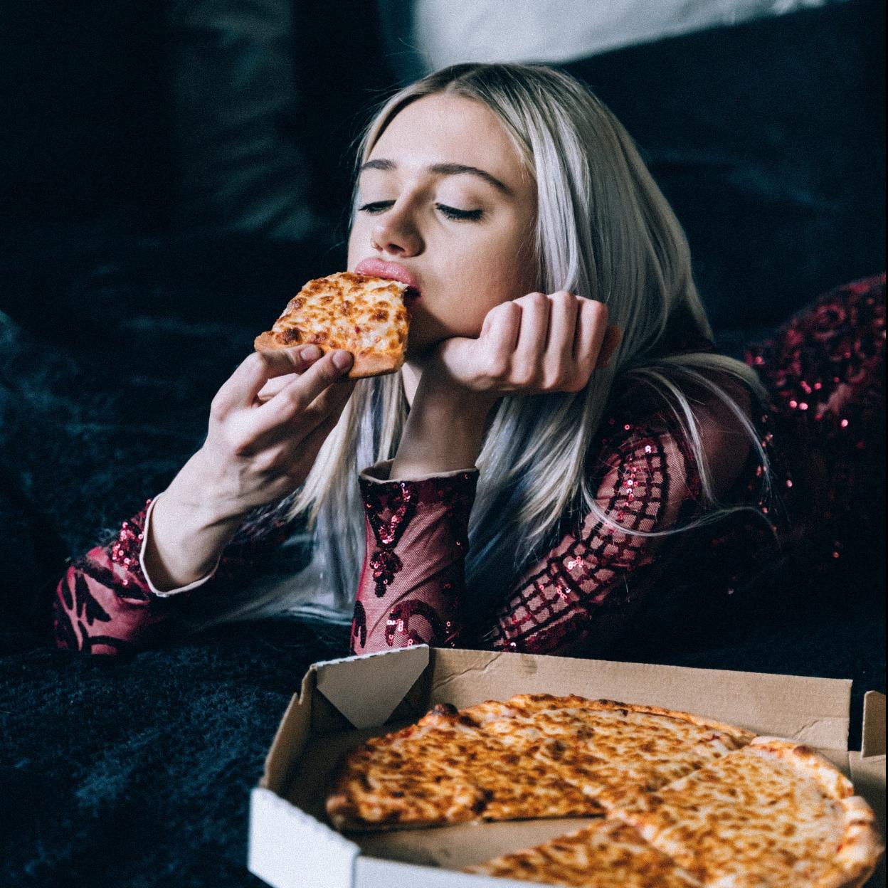 De la cabeza a los pies: cómo afecta a tu cuerpo y a tu organismo cuando comes demasiada comida basura