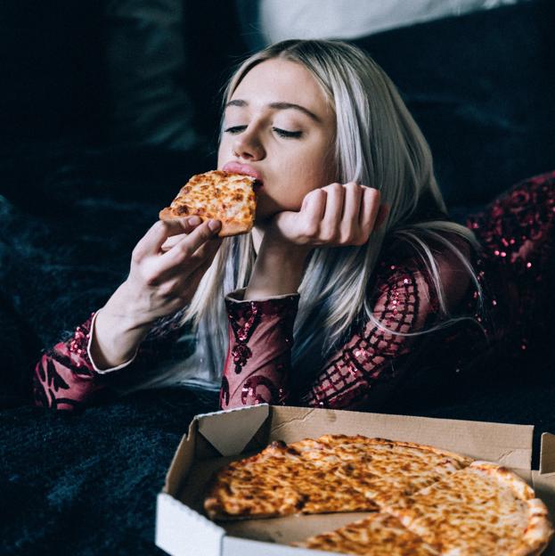 De la cabeza a los pies: cómo afecta a tu cuerpo y a tu organismo cuando comes demasiada comida basura