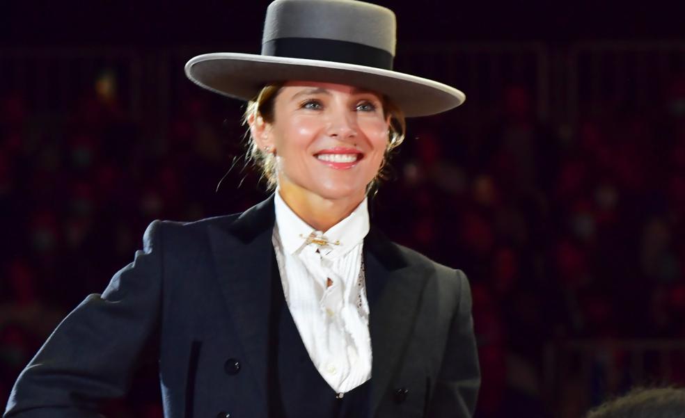 Elsa Pataky confirma la tendencia de los pantalones rosas con un look que puedes comprar en Lefties por 15 euros