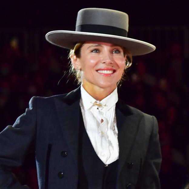 Elsa Pataky confirma la tendencia de los pantalones rosas con un look que puedes comprar en Lefties por 15 euros