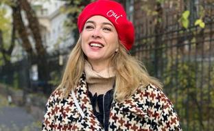 El abrigo más bonito y original es este estampado y de una marca española que le hemos fichado a Marta Hazas en un look muy rejuvenecedor