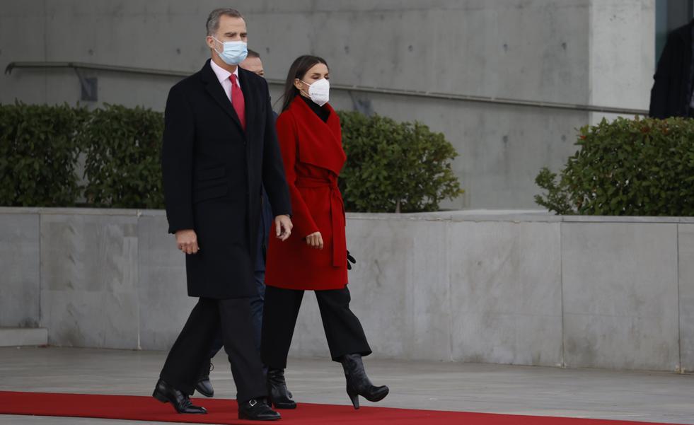 Las botas de tacón cómodo y plataforma de la Reina Letizia en su viaje a Suecia son los zapatos que querrás ponerte con todos tus looks de invierno