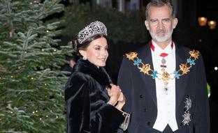 Un vestido de H&M y la tiara Flor de Lis: la Reina Letizia sorprende y deslumbra en la cena de gala con los Reyes de Suecia