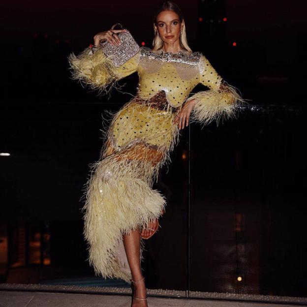 Las plumas y lentejuelas llegan a las novedades de Uterqüe para el look de fiesta con más glamour (y copia de jersey de lujo de Valentino incluida)