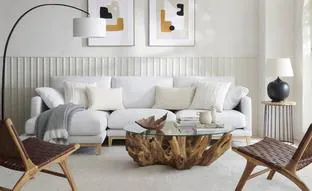Compras deco con truco: cómo elegir un sofá cómodo y elegante para que tu salón parezca más grande