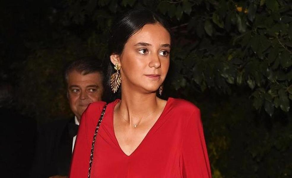 El conjunto de terciopelo de Victoria Federica: el look más elegante, calentito y estilizador que puedes llevar en las fiestas de Navidad