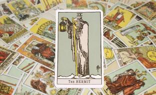 La carta del tarot de la semana: el Ermitaño (Arcano IX) aterriza en tu vida para que dejes de procastinar en Instagram y te centres en ti mismo