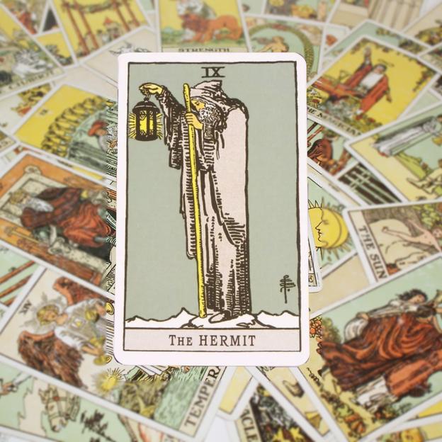 La carta del tarot de la semana: el Ermitaño (Arcano IX) aterriza en tu vida para que dejes de procastinar en Instagram y te centres en ti mismo