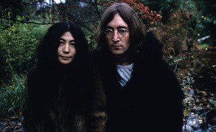 Un fantasma recorre el documental de The Beatles que está viendo todo el mundo: es Yoko Ono leyendo el periódico y haciendo crucigramas