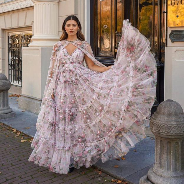 Vestidos con capa: la tendencia más elegante que arrasa en la alfombra roja y querrás llevar estas fiestas