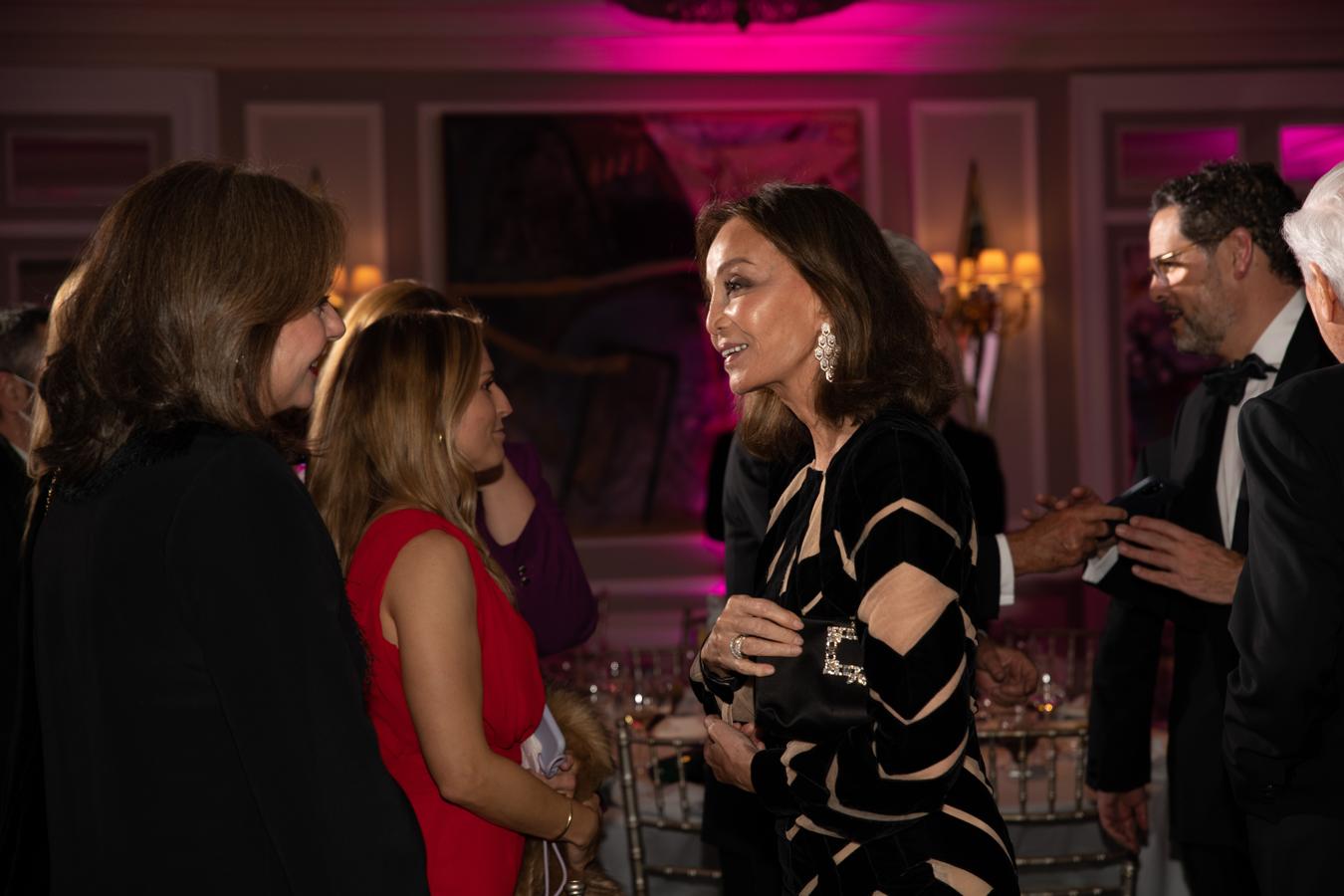 Premios Mujerhoy 2021: Isabel Preysler y Lourdes Garzón, directora de Mujerhoy.
