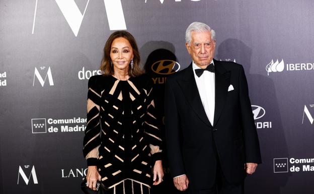 Isabel Presyler y Mario Vargas Llosa en los Premios Mujerhoy 2021